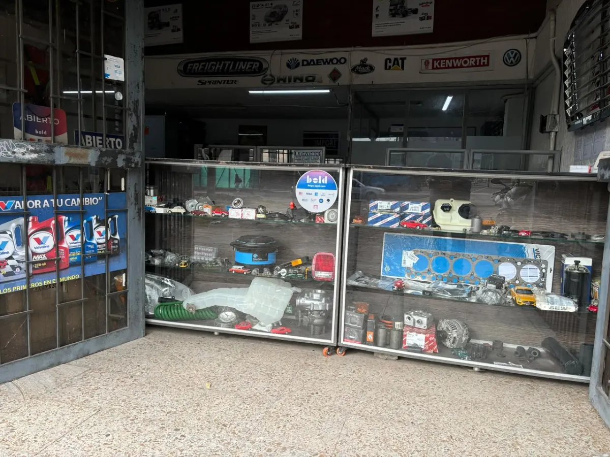 Vitrinas del local con repuestos en exhibición